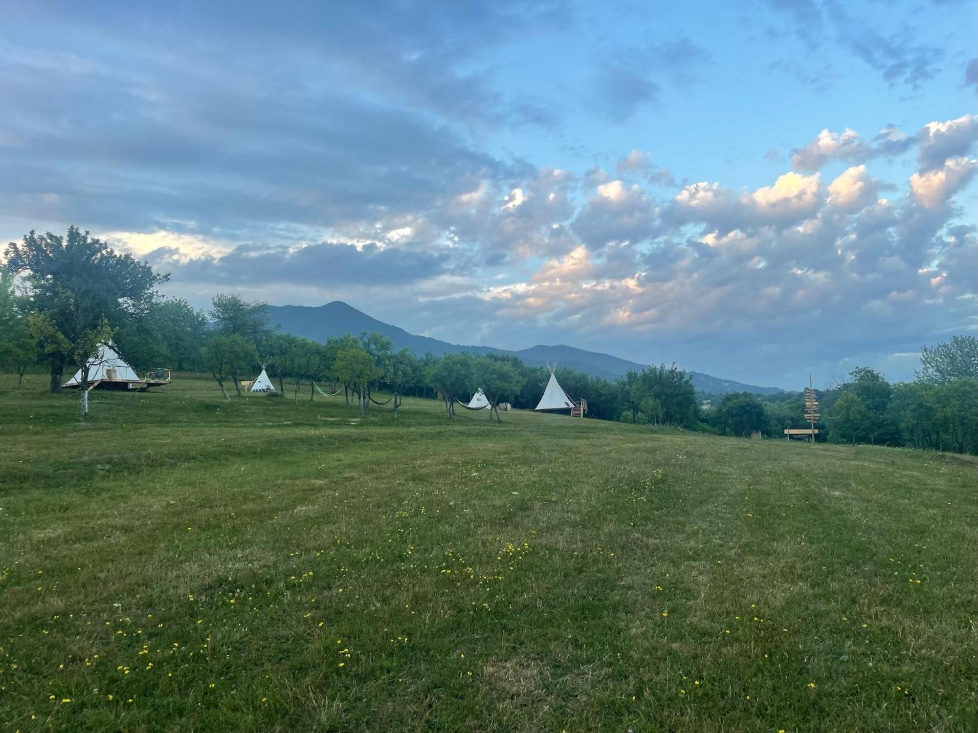 Langaland Glamping Hotel Susenii Birgaului Exterior photo